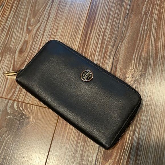 Tory Burch Handbags - Tory Burch wallet zip continental